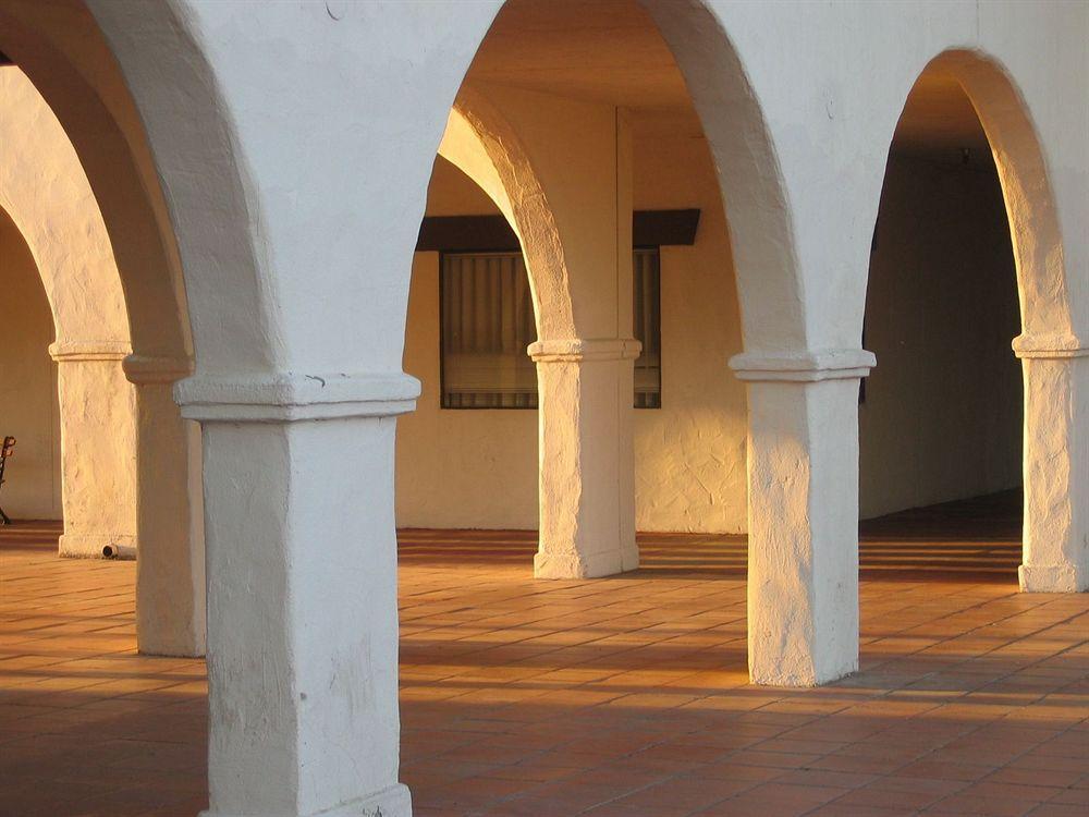 Mission De Oro Hotel Santa Nella